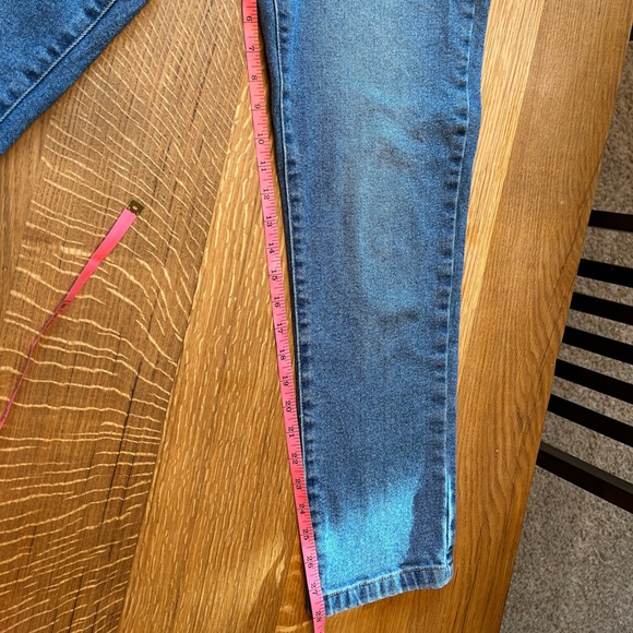 Hi Rise Curvy Mom Jeans - Picture 6 of 11